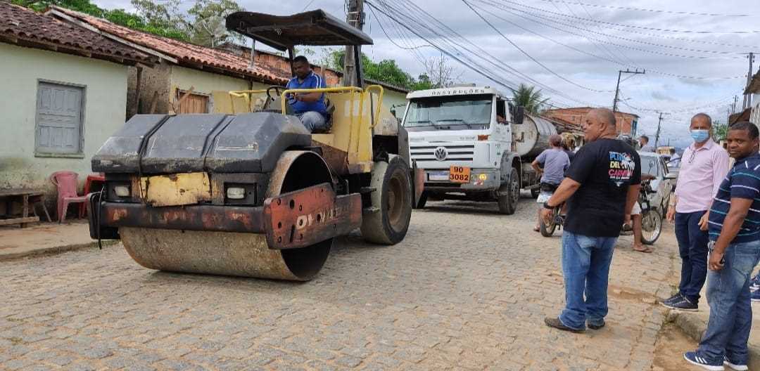Camacã: Prefeito Paulo do Gás leva asfalto para Leoventura com recursos próprios